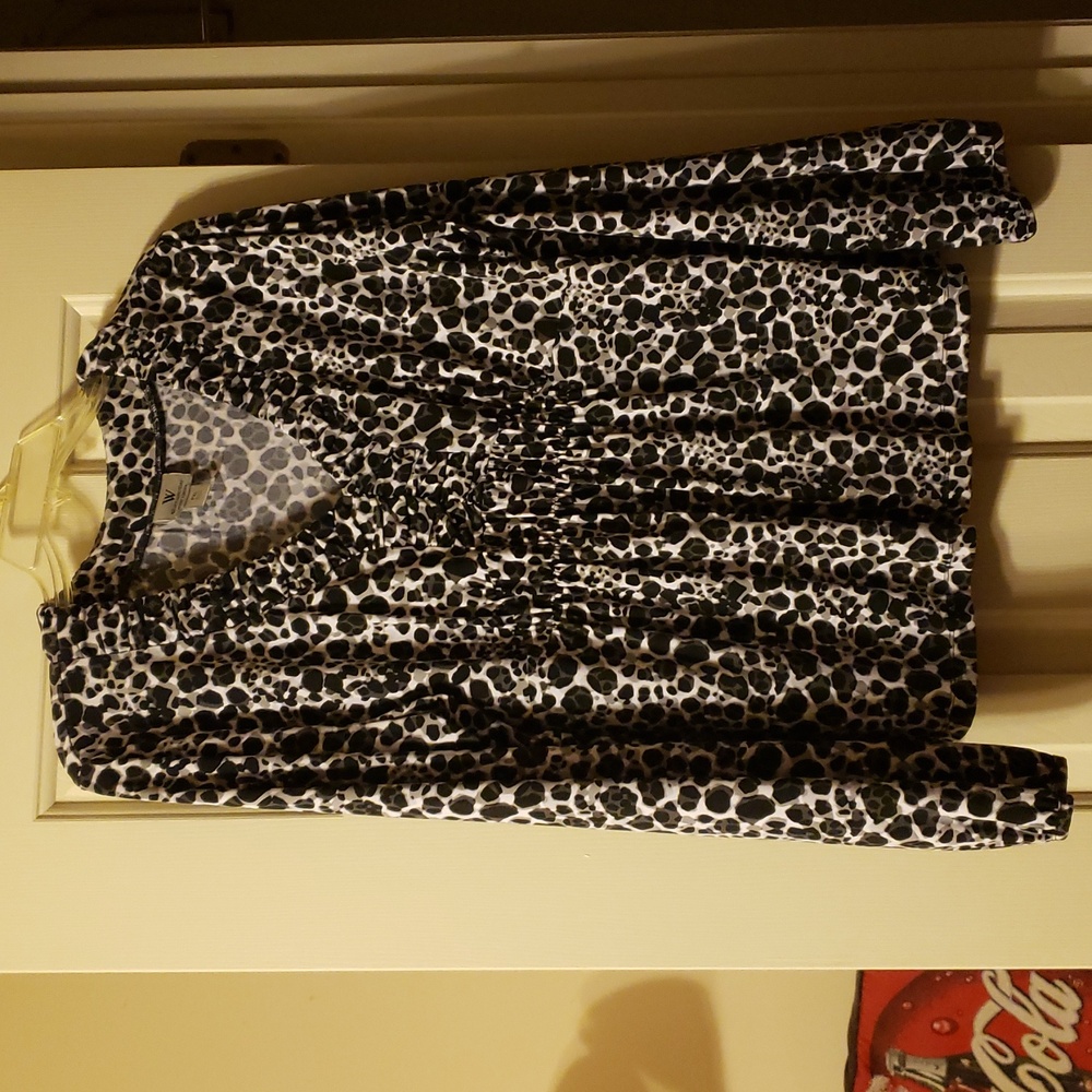 Worthington Petite Black and White V-neck Long Sleeve Aninal Print Top Size PXL